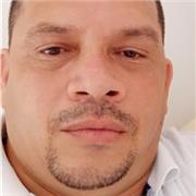 Docente quien dicta clases particulares brindando asesorías a niños y jóvenes estudiantes